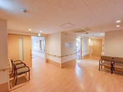 手すり付きの明るい廊下