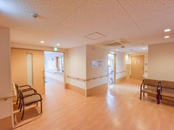 手すり付きの明るい廊下