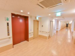手すり付きの清潔な廊下