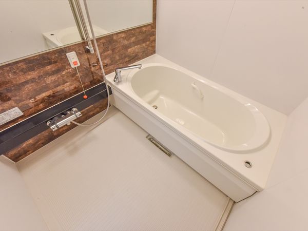 清潔な浴槽のある空間