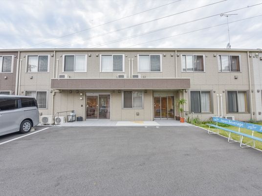 ゆったりとした外観の建物