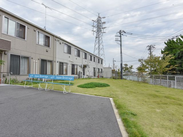広々とした施設の外観 庭 静かな環境に立地し、ゆったりとした空間が広がる施設です。将来のキャリアを考えるうえで、働きやすそうな場所ですね。