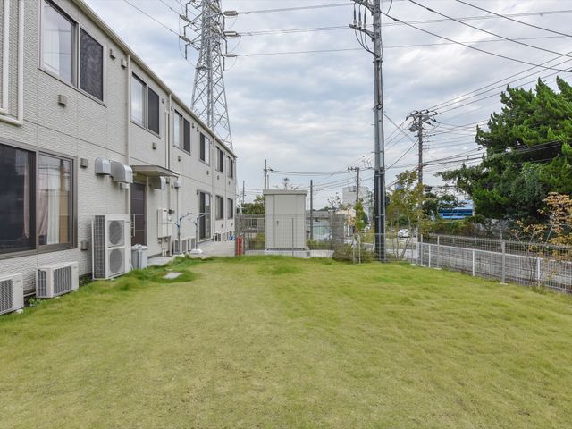 広々とした青空の庭 庭 緑豊かな庭が開放感を演出し、日々のリハビリテーションやレクリエーションにも最適な空間です。天気の良い日には新鮮な空気を感じられる場所です。