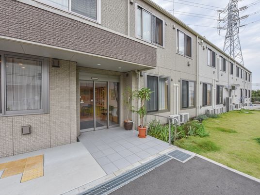 エントランスと庭の建物
