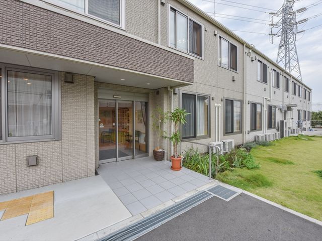 エントランスと庭の建物 外観 明るく開放感のあるエントランスです。車椅子の方も安心して出入りできる設計になっております。