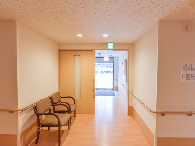 廊下に手すりと椅子設置 廊下 手すりが整備された明るい廊下です。待合の椅子も備えられ、安全かつ快適な動線を提供します。