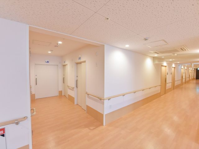 手すり付きの明るい廊下 廊下 手すりが整備された清潔で広々とした廊下です。明るい環境で安心して歩行訓練に取り組むことができます。
