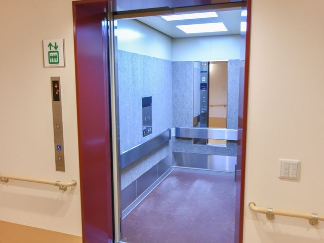 バリアフリー設計のエレベーター エレベーター 手すり付きで安全性が高いエレベーターは、利用者様の移動をサポートします。ゆとりのスペースが確保され、心地よい環境づくりに配慮されています。