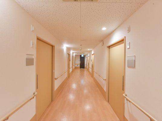 清潔な施設の廊下