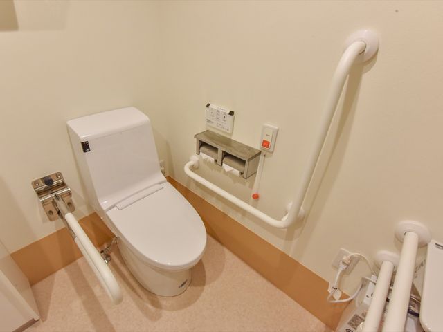 バリアフリー設計のトイレ トイレ 安全に配慮された設計のトイレです。手すり付きで、ご高齢者や障害をお持ちの方も安心してご利用いただけます。