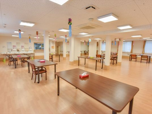 広々とした明るい食堂