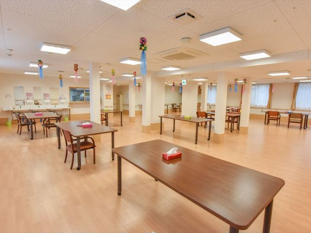 広々とした明るい食堂 談話スペース 天井が高く開放的な雰囲気が特徴の食堂です。テーブル周りには余裕を持たせて配置され、心地よい空間で食事ができます。