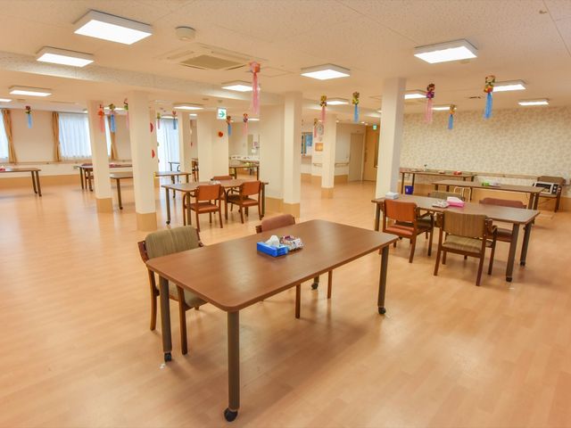 広々とした共有スペース 共有スペース ゆったりとした雰囲気の食堂では、利用者様が集い、食事や交流を楽しむことができます。明るく開放感のある設計で、やる気と活気を感じる環境です。
