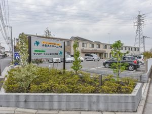 施設と誘導看板