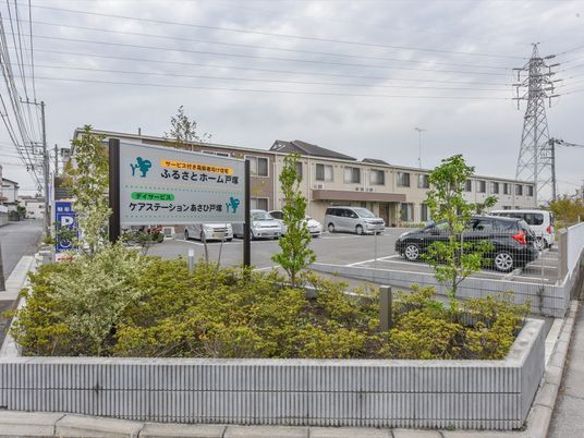 施設と誘導看板