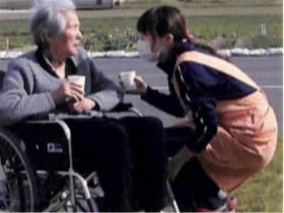 笑顔で接する職員の姿