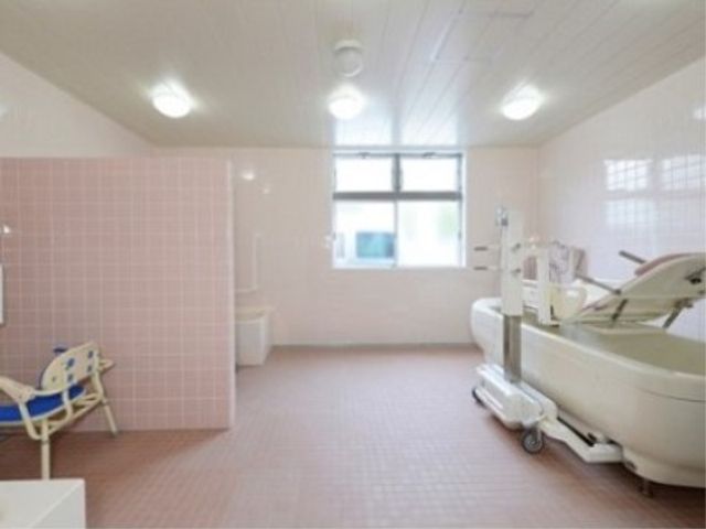 広々とした浴室の様子 浴室 清潔感のあふれる浴室は、ゆとりのスペースを確保しており、入浴のサポートもしやすい設計です。利用者の安全と快適さを考慮した環境をお求めの方に最適です。