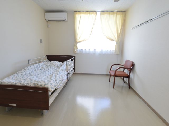 快適な居室の一例 居室2 ゆとりのある床面積とシンプルな配色が魅力の個室です。日光が差し込む明るい空間で、穏やかな時間を過ごせそうです。