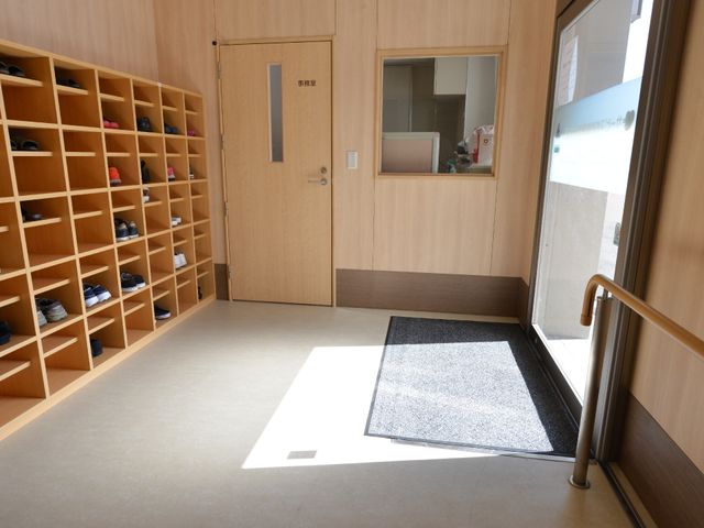 明るいエントランスの玄関 施設玄関 静かで清潔感のあるエントランスです。訪れる皆さんを温かく迎え入れる空間が整っています。