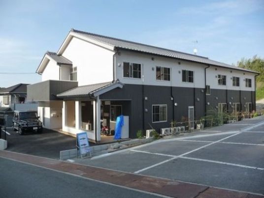 施設の外観と駐車場