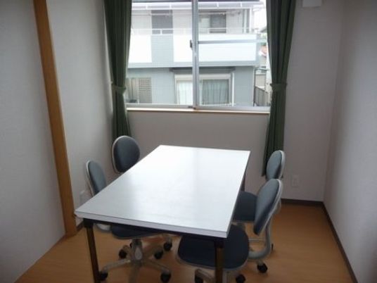 明るい居室の一角