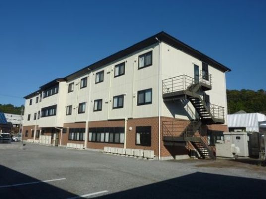 明るい外観の建物