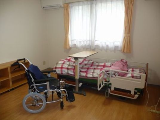車椅子とベッドのある部屋