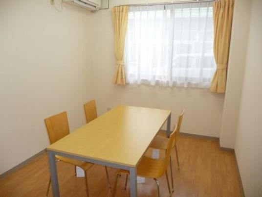 シンプルな居室のテーブルと椅子