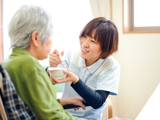 介護スタッフが食事介助