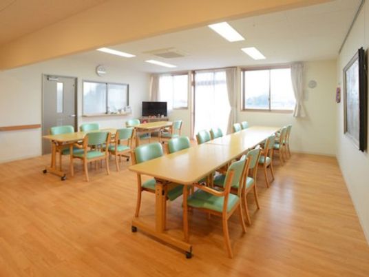 明るい共有ダイニング