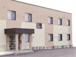 シンプルな外観の建物