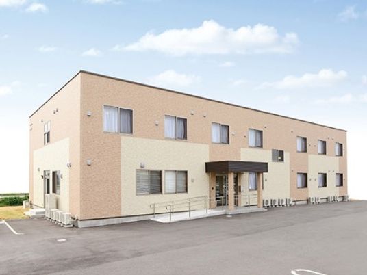 明るい清潔な建物外観