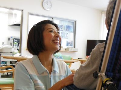 ケアワーカーと利用者の笑顔