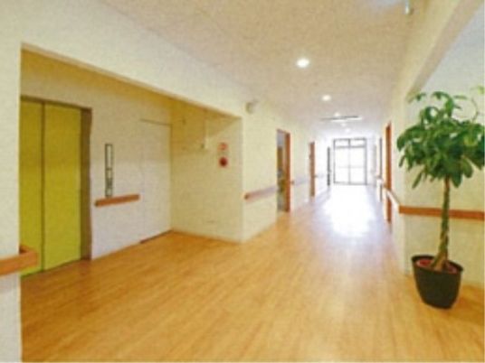 明るい廊下の風景