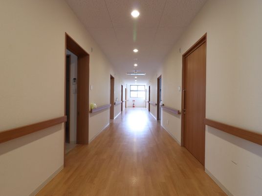 清潔感ある木目調廊下