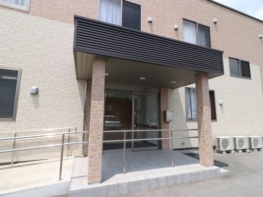 エントランスの明るい外観