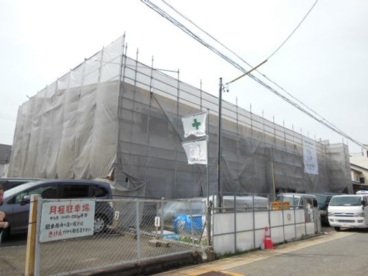 工事中の建物外観