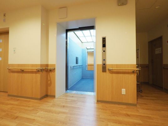 エレベーター前の廊下