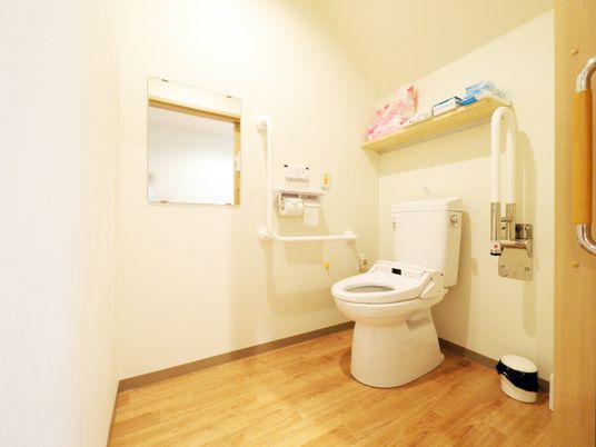 バリアフリー設計のトイレ