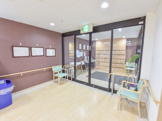 明るい廊下と掲示物