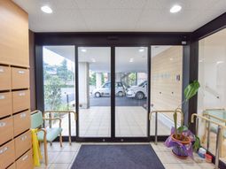 エントランスの映る施設入口