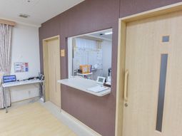 受付の様子が見える空間