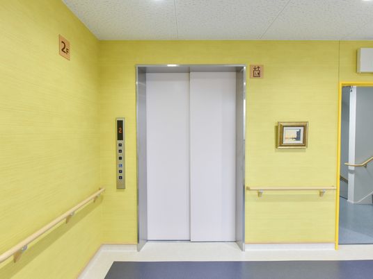 明るい廊下のエレベーター