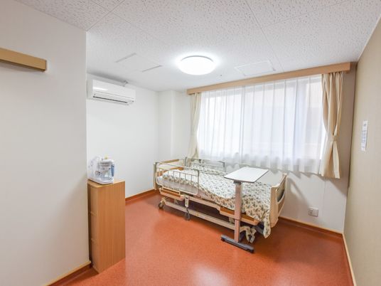 明るい居室の一角