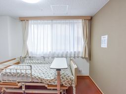 居室のベッドとテーブル