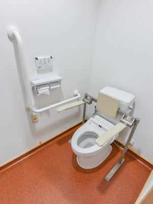 手すりつき清潔なトイレ