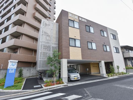 エントランスと建物外観