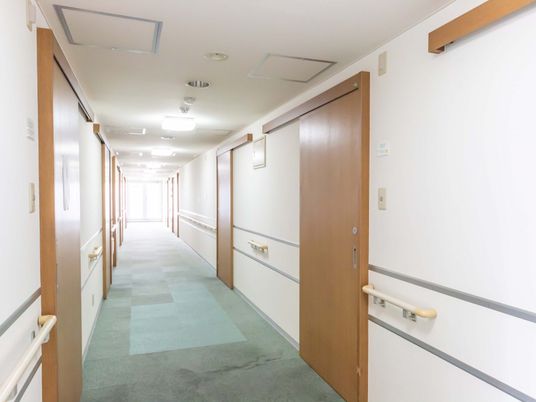 廊下の明るい通路