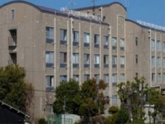 明るく広々とした建物外観