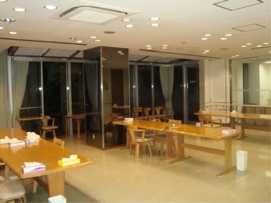 広々とした明るい食堂